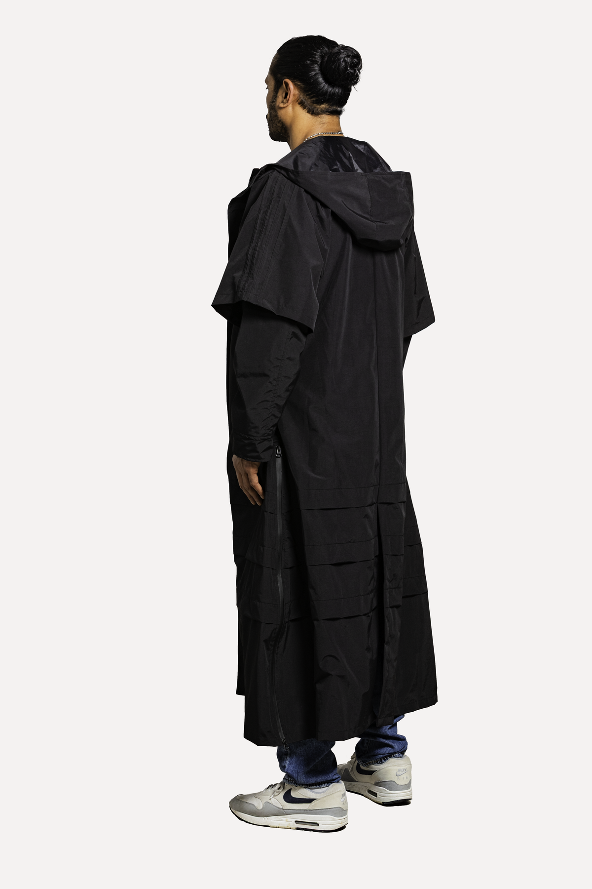 Achteraanzicht van The Sentinel, een lange zwarte ponchojas uit het MATAGI-archief.