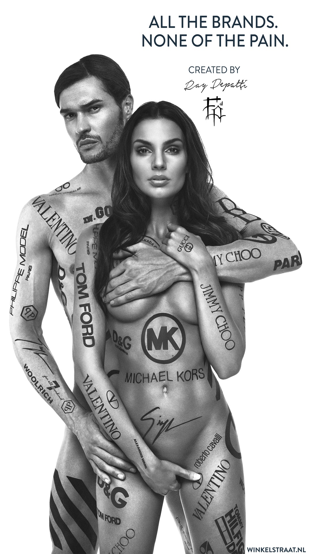 Zwart-wit campagnebeeld met twee modellen en typografische bodypaint.
