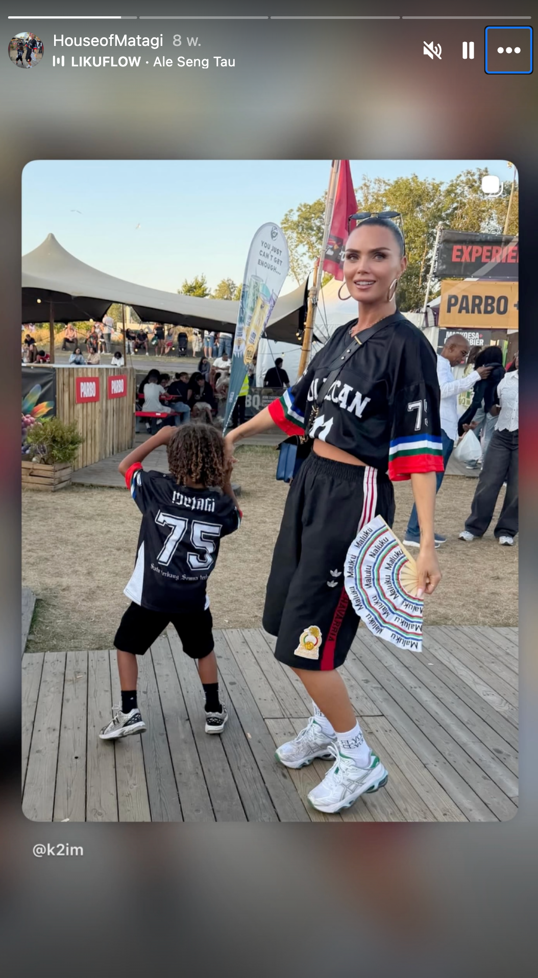 MATAGI communitymoment op een festival met een volwassene en kind in Molukse jerseys